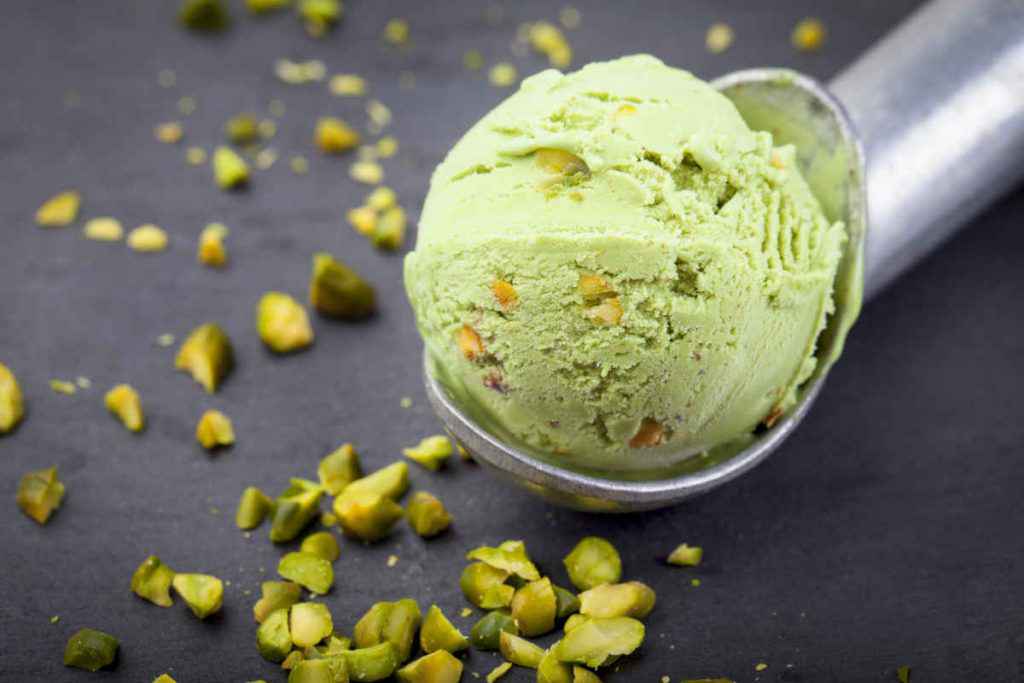 pallina di gelato al pistacchio