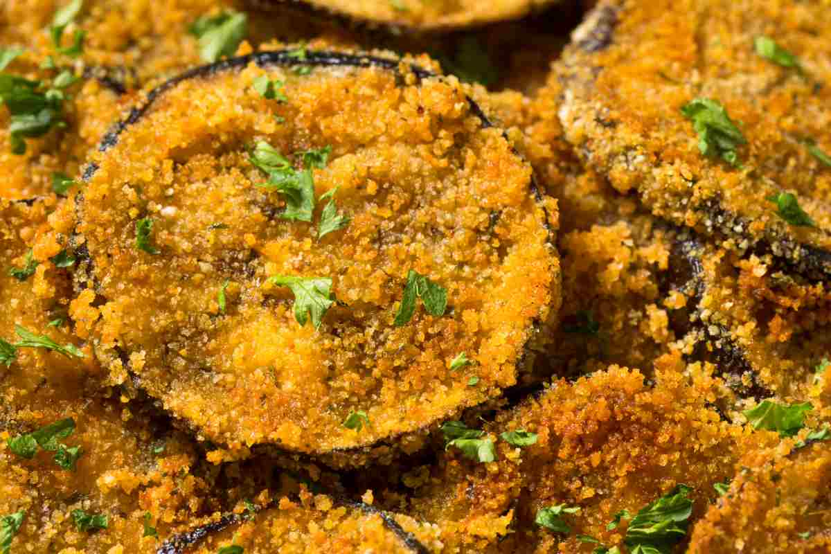 Melanzane gratinate in un piatto