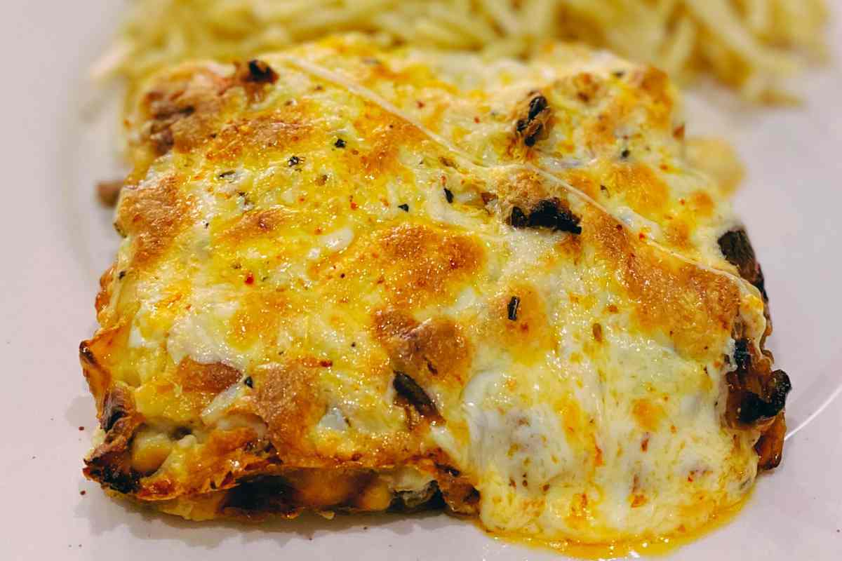 Porzione di Melanzane gratinate con besciamella in un piatto