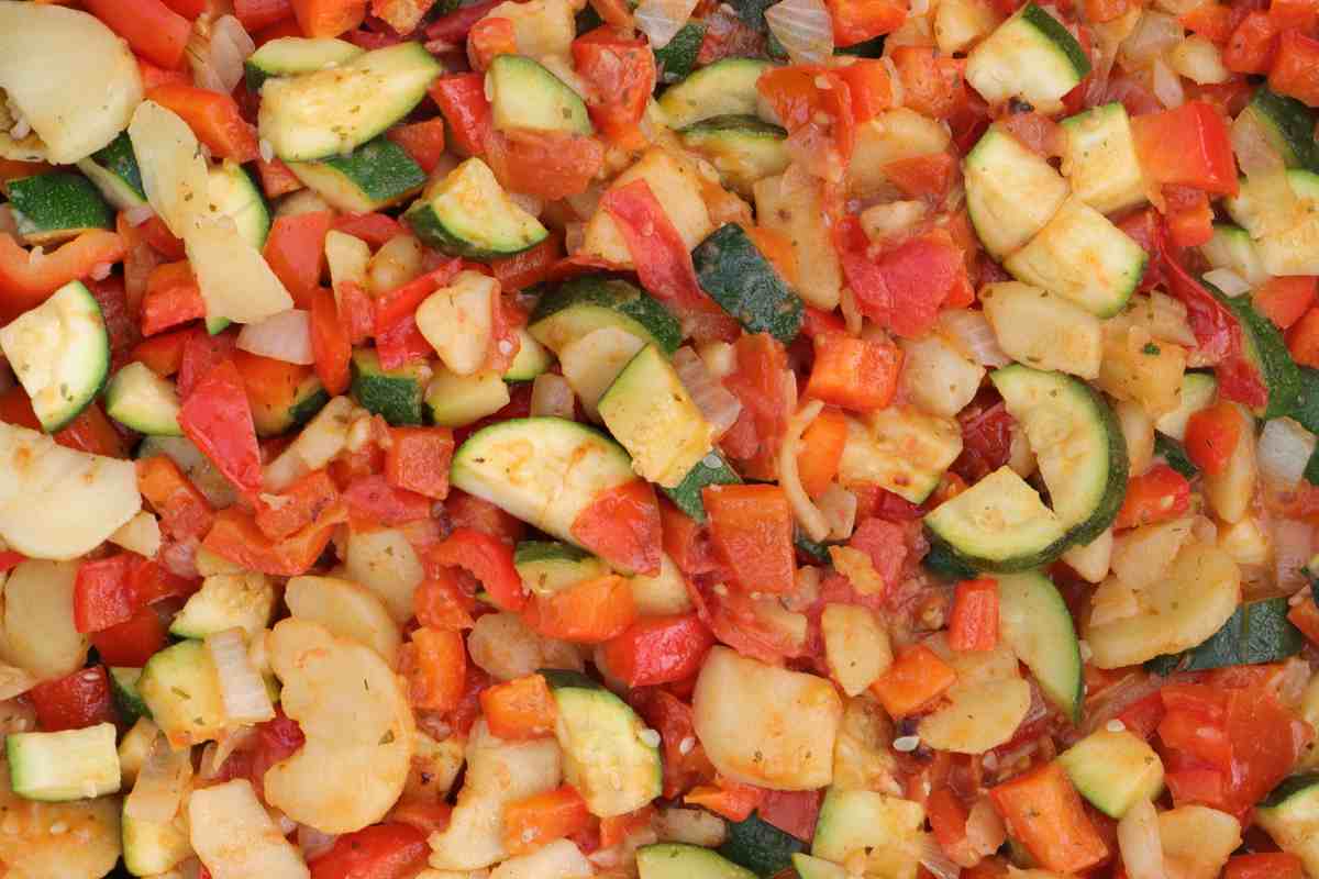 Patate peperoni e zucchine in padella visti dall'alto