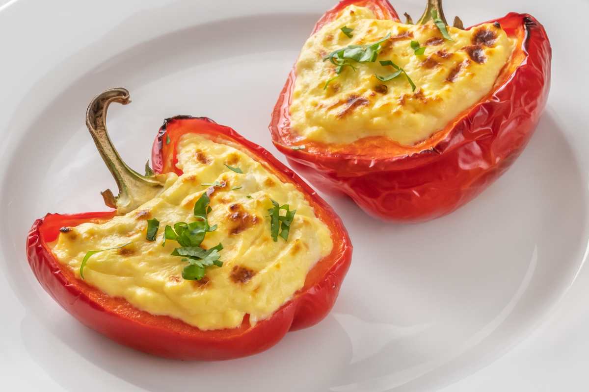 Peperoni ripieni vegetariani in un piatto