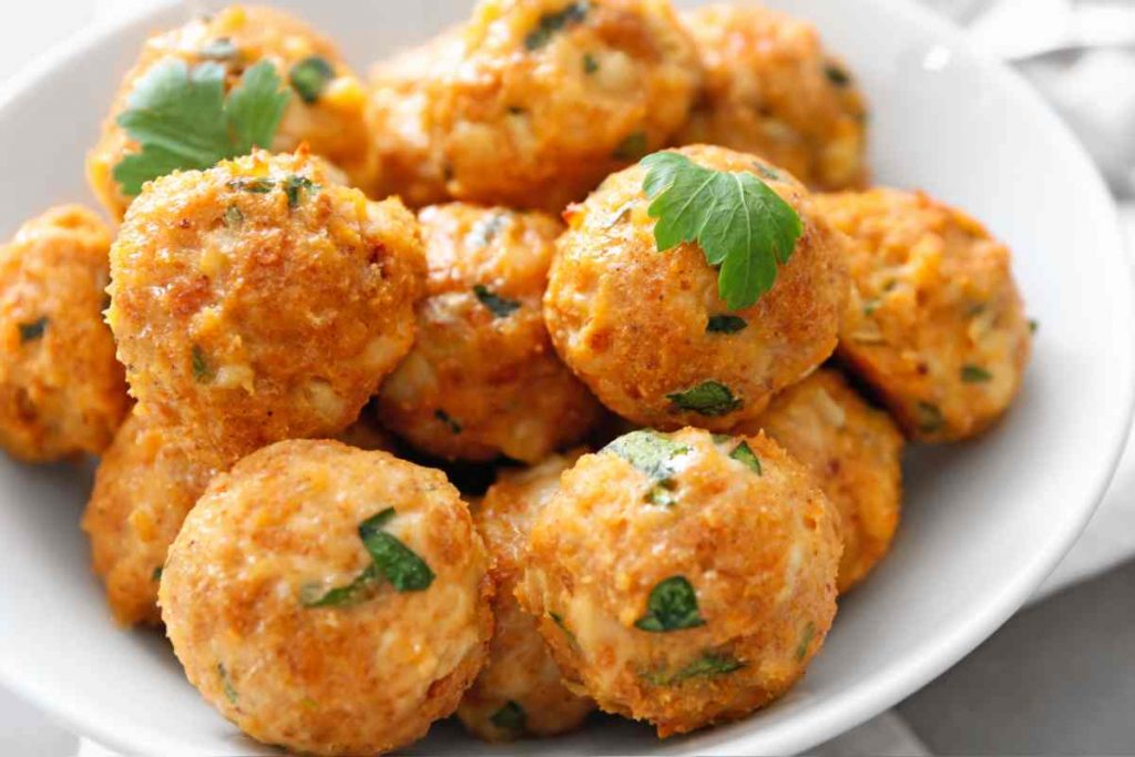 Polpette di pesce spada in un piatto