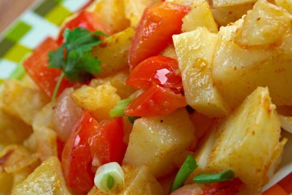 peperoni e patate appena spadellate nel piatto