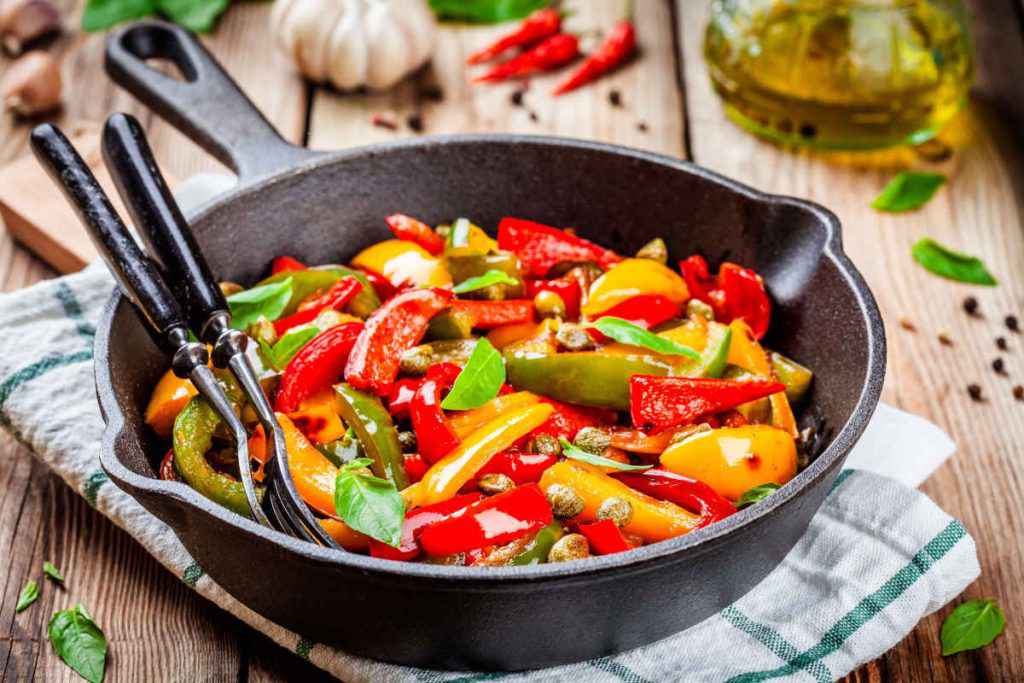 peperoni in padella con olive e capperi per il pranzo di ferragosto