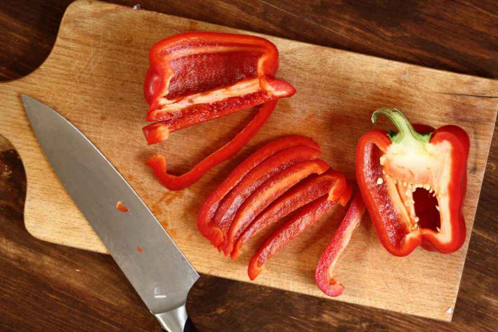 tagliere con peperoni per ricette in padella e al forno