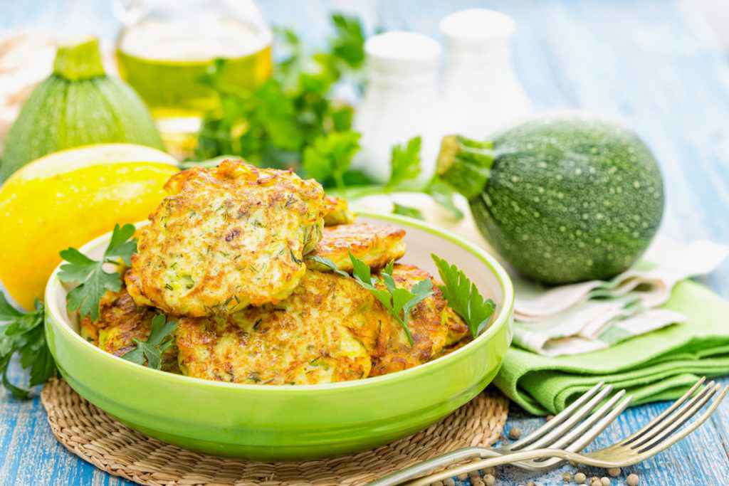 Frittelle di zucchine fatte al forno appoggiate su di un piatto da portata