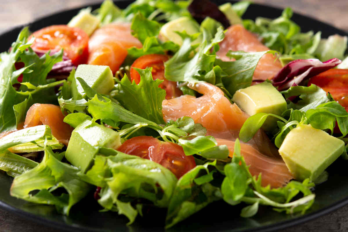 Insalata con avocado e salmone