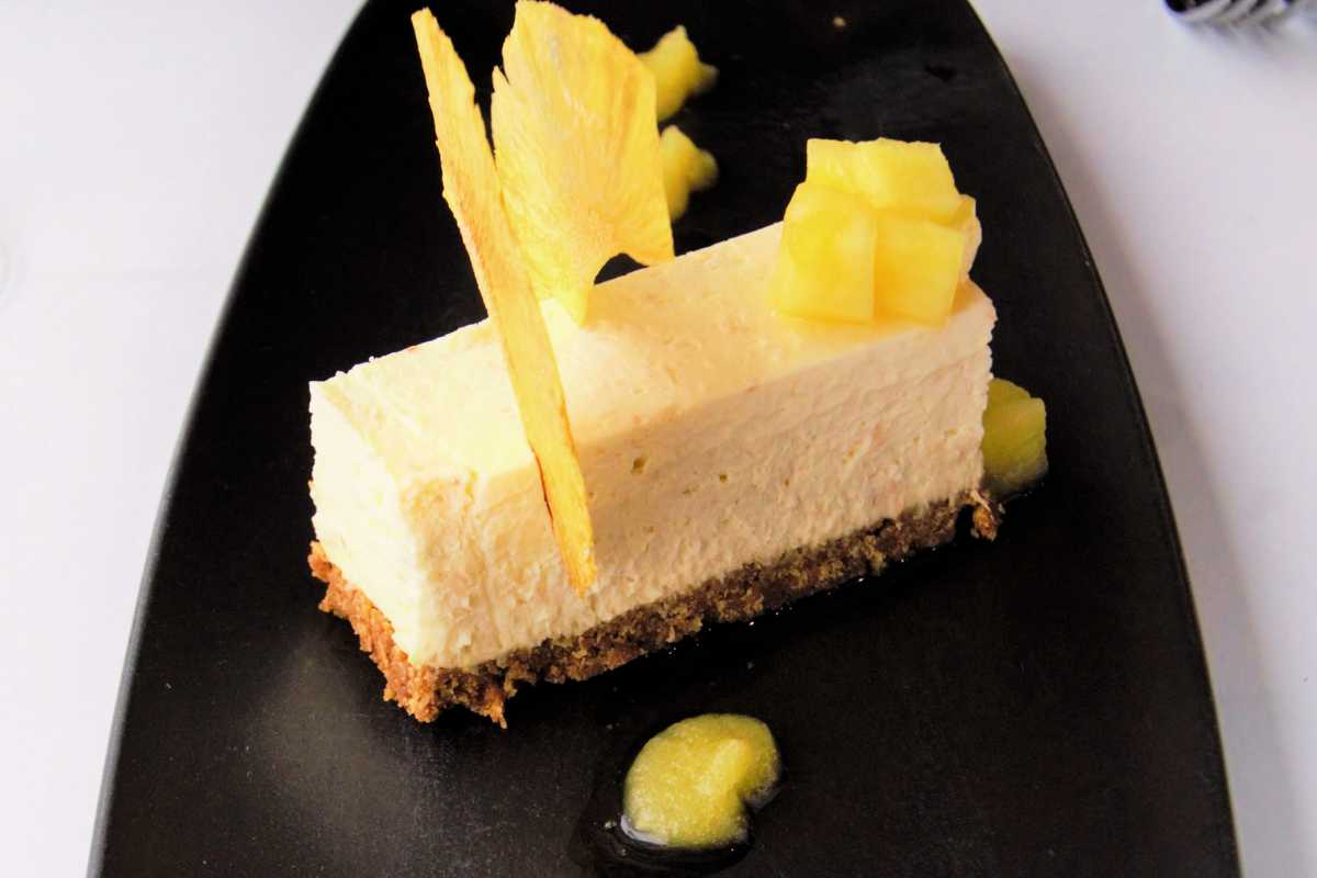 Porzione di Cheesecake all'ananas su un piatto