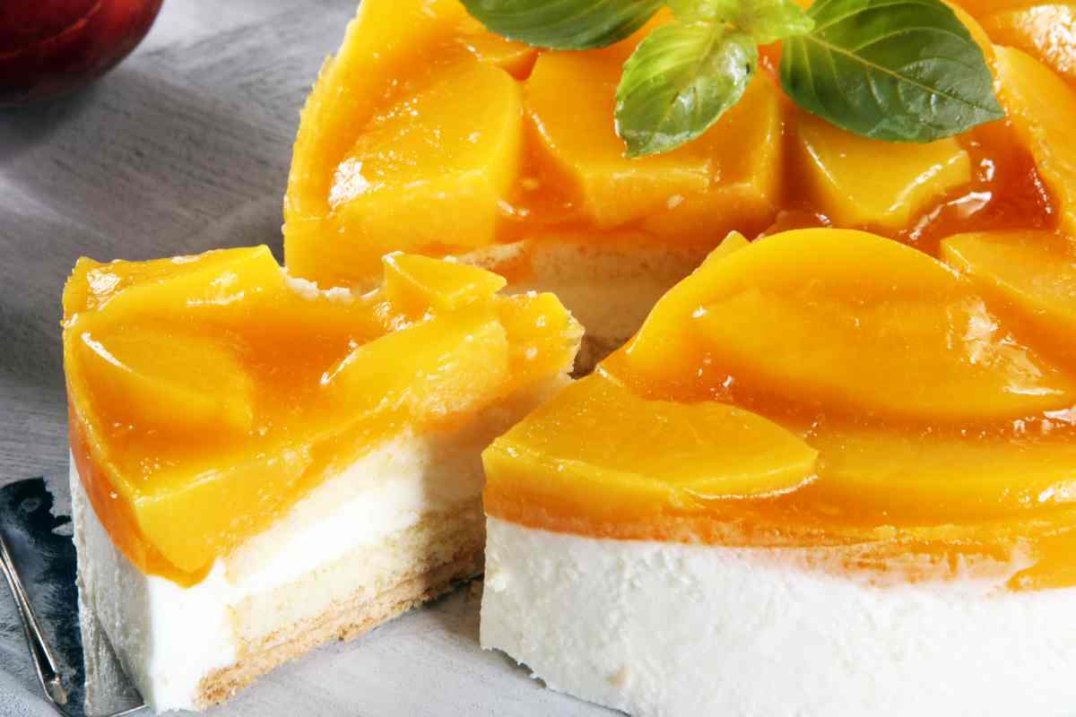 Cheesecake alle pesche tagliata a fette vista da vicino