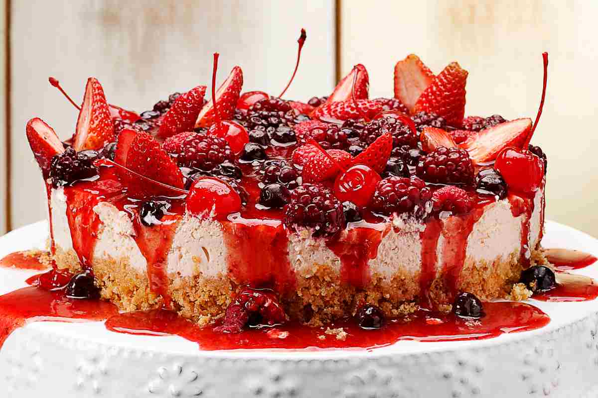 Cheesecake senza lattosio su un'alzatina