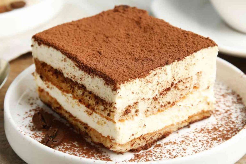 Tiramisù light tagliato in una porzione quadrata in un piatto