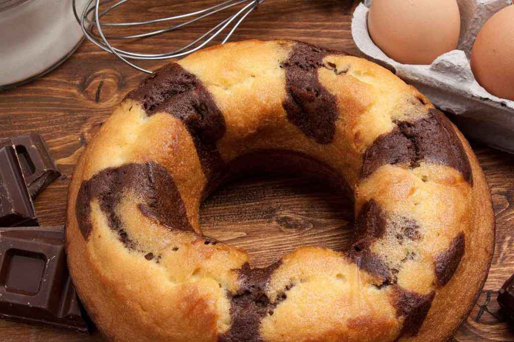 Ciambellone bicolore al cioccolato