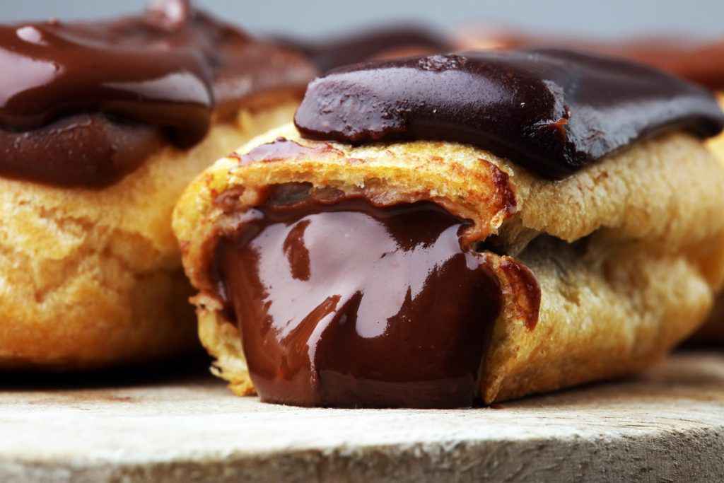 eclair con crema pasticcera al cioccolato