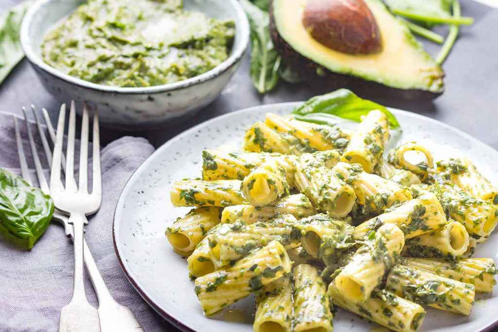 Piatto di pasta con pesto di avocado