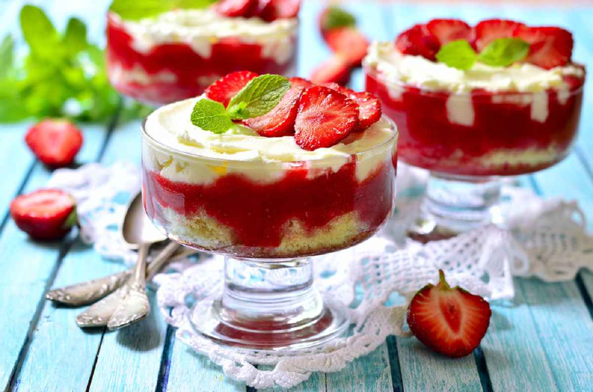 tiramisù con fragole e panna