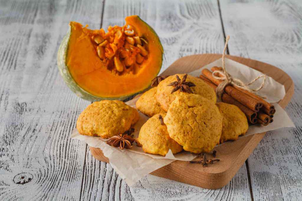 vassoio con diversi biscotti alla zucca