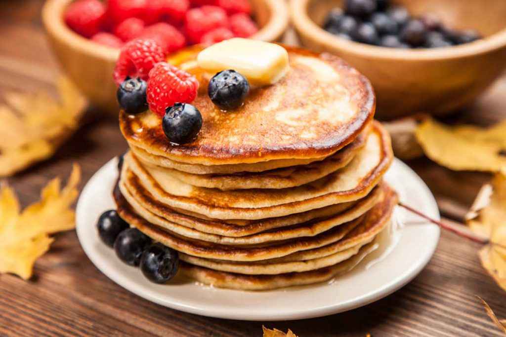 Piatto di pancake con frutti di bosco