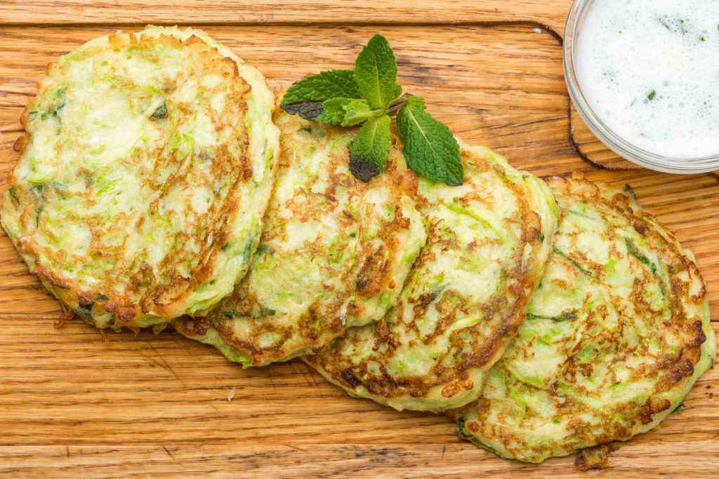 tagliare di pancake salati con zucchine nell'impasto