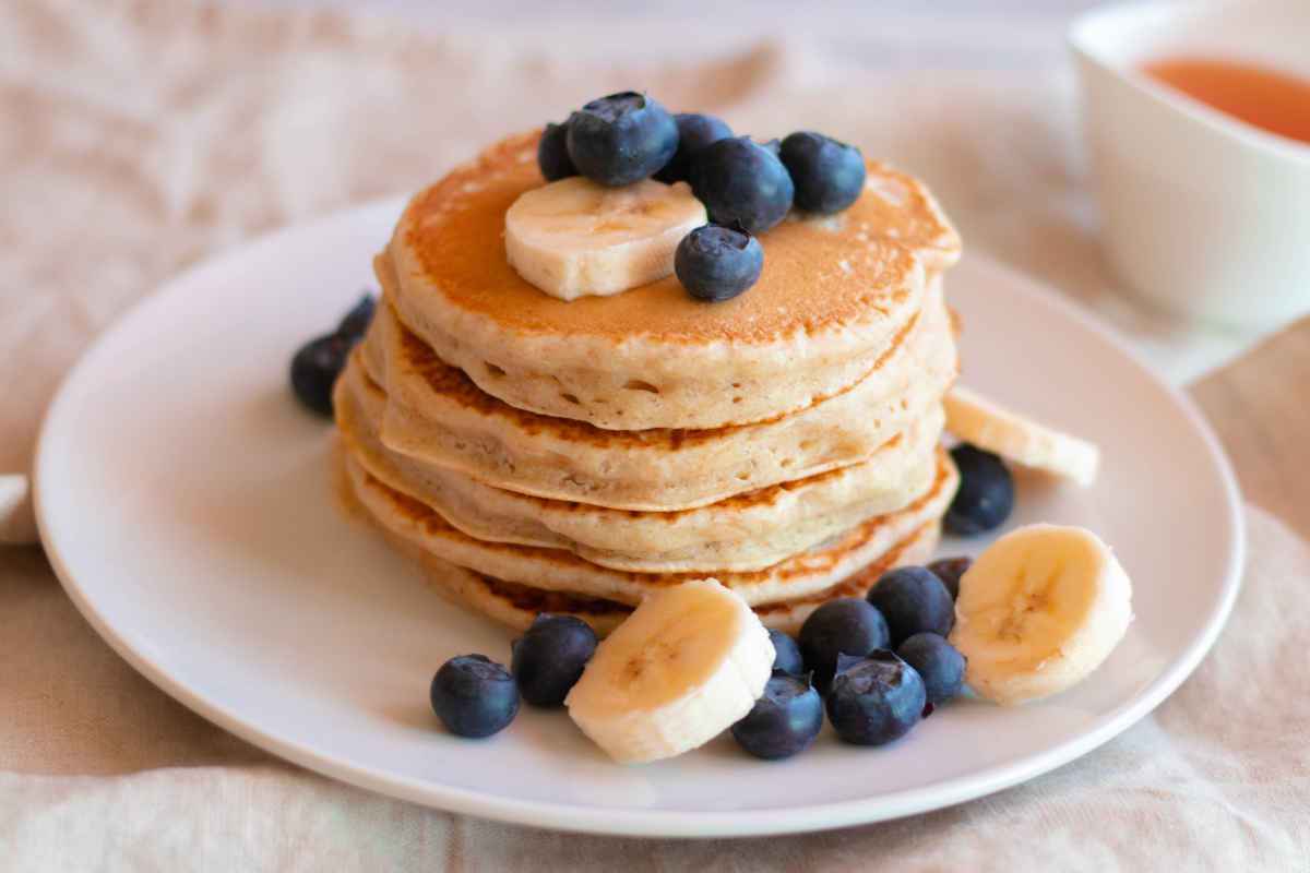 pancake vegano senza latte uova e burro con banane e mirtilli