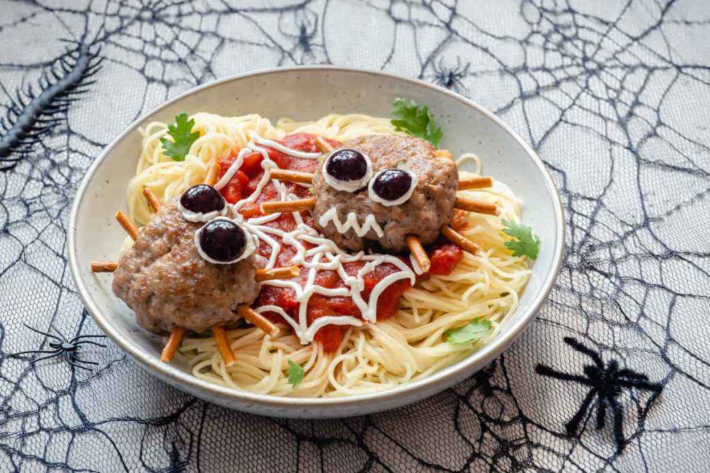 piatto con pasta con le polpette di Halloween