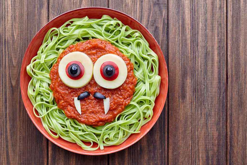 Tagliatelle verdi spaventose con occhi per Halloween