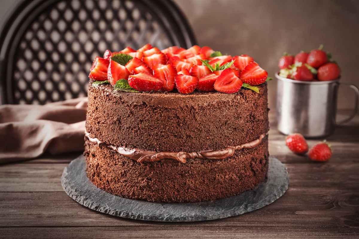 Deliziosa Torta al cioccolato con il Bimby farcita e decorata con fragole