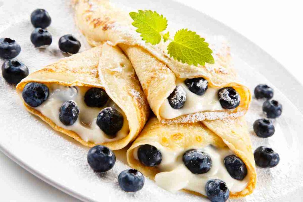 Crepes con crema pasticcera e frutti di bosco