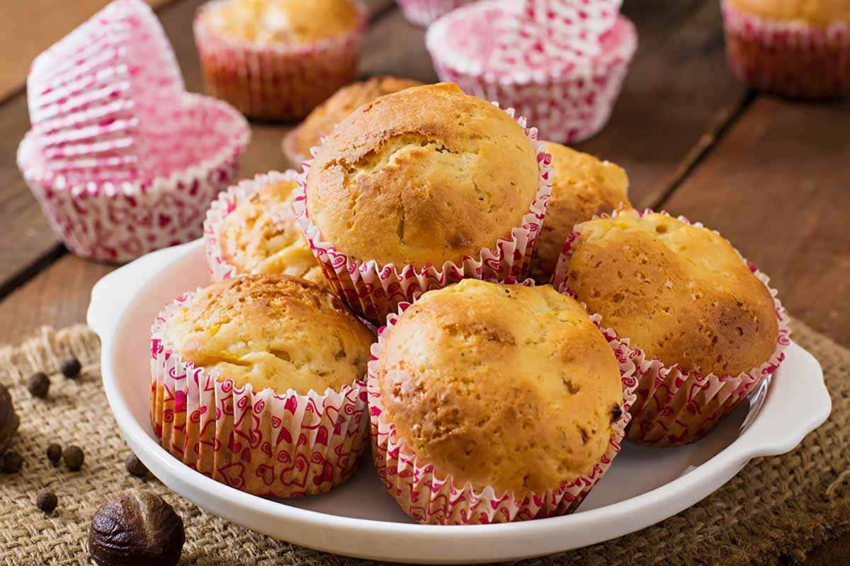 Muffin dolci tradizionali su di un piatto da portata