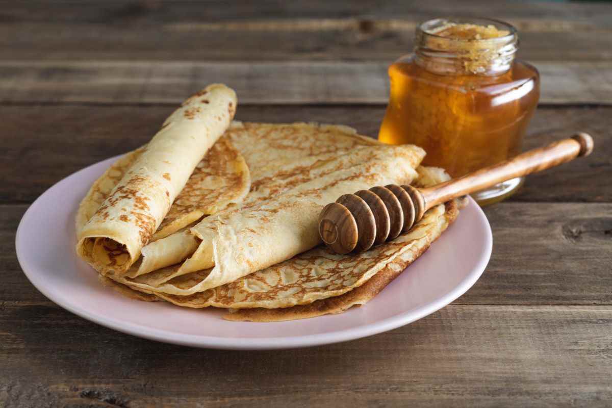 piatto di crepes con miele