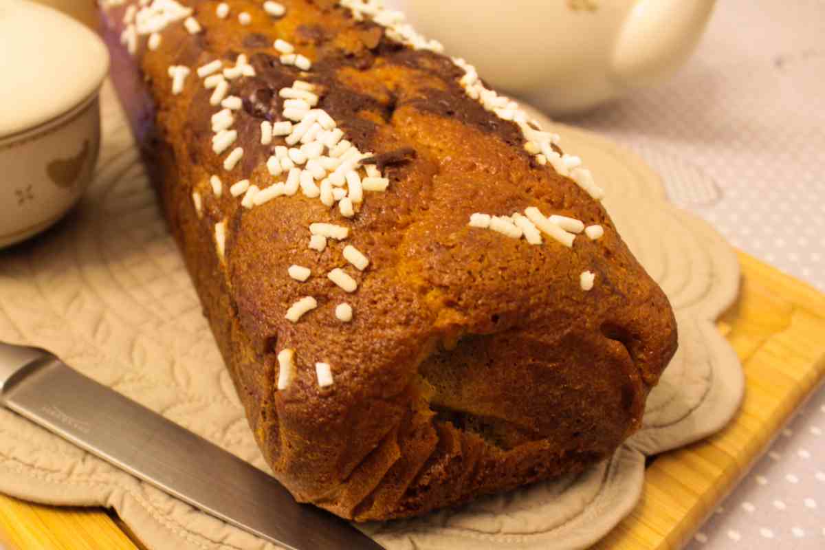 Plumcake vegano senza latte e senza uova con granella di zucchero su un tagliere