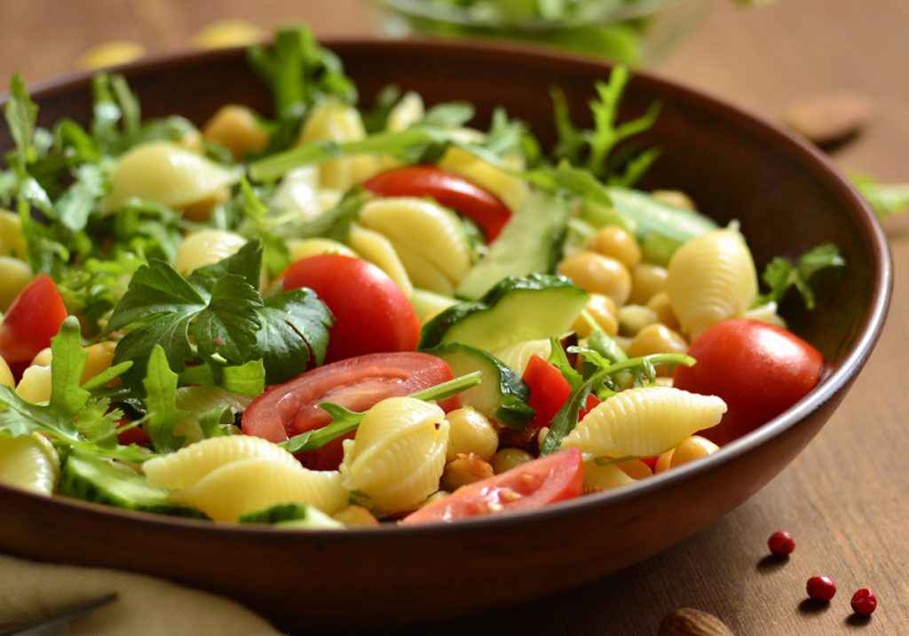 Pasta fredda con verdure, esempio di cosa portare in spiaggia da mangiare