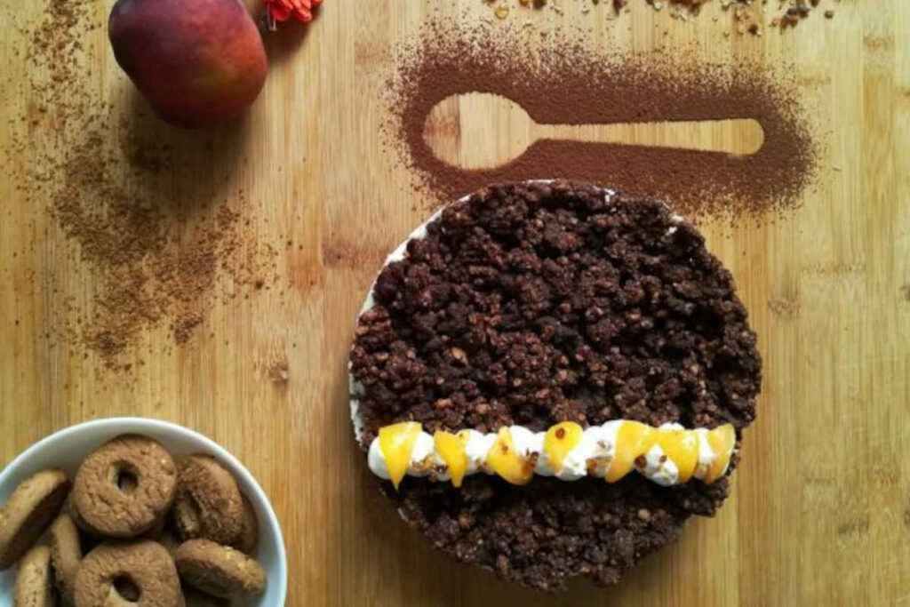 tavola di legno su cui poggia la torta sbriciolata al cacao