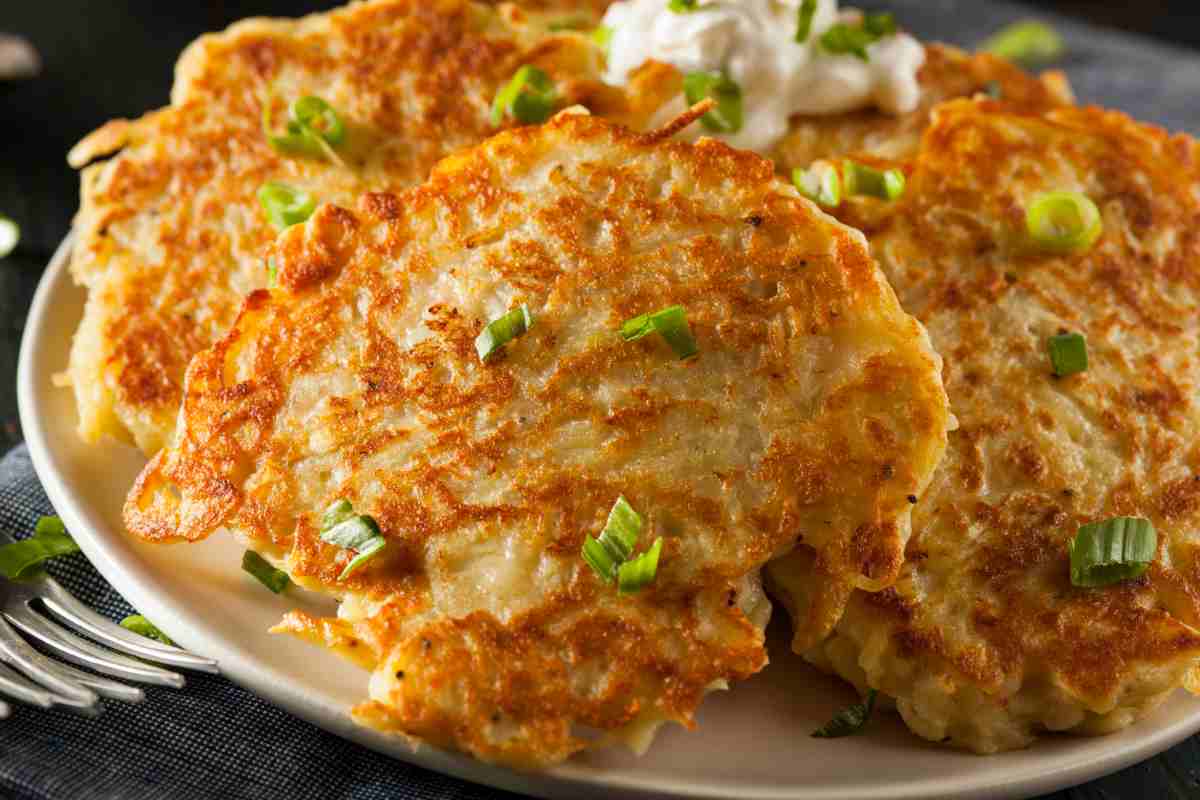 Boxty crocchette di patate irlandesi in un piatto
