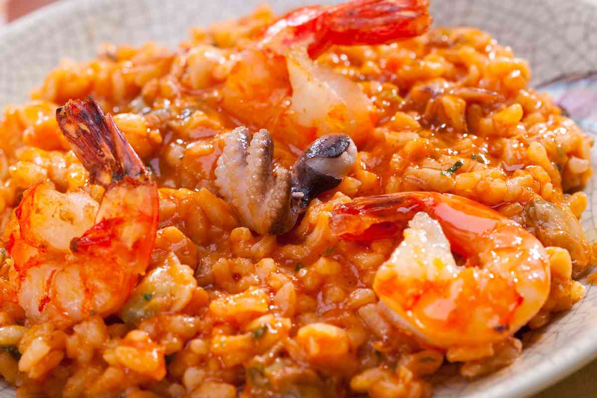 Risotto alla pescatora in un piatto visto da vicino