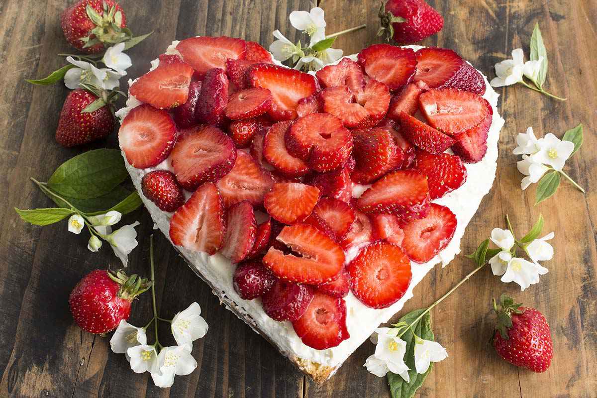 torta a forma di cuore con fragole