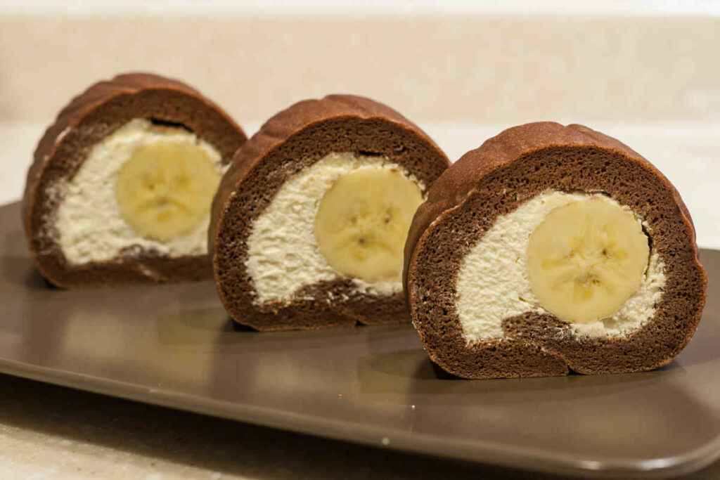 vassoio con rotoli dolci al cacao e banane