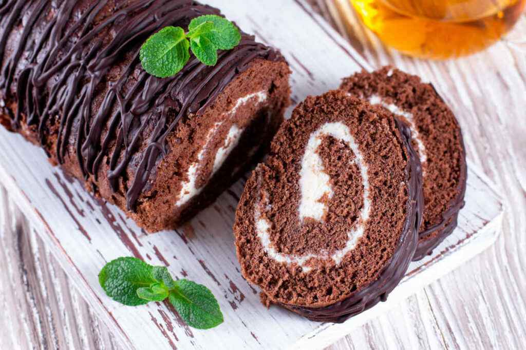 piatto con rotolo al cioccolato e panna