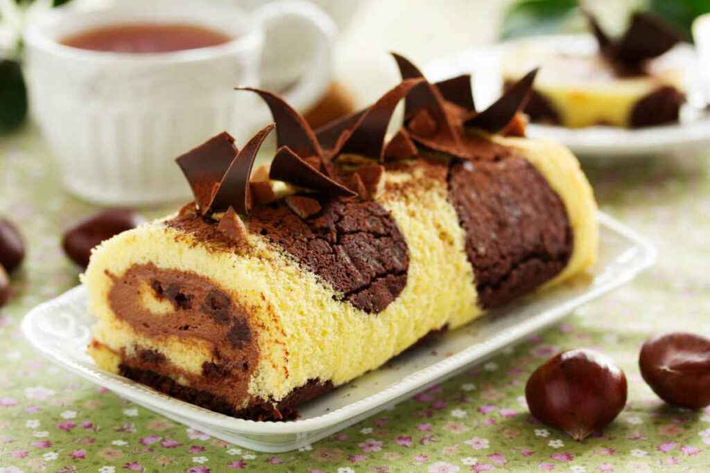 piatto con rotoli dolci con confettura di castagne