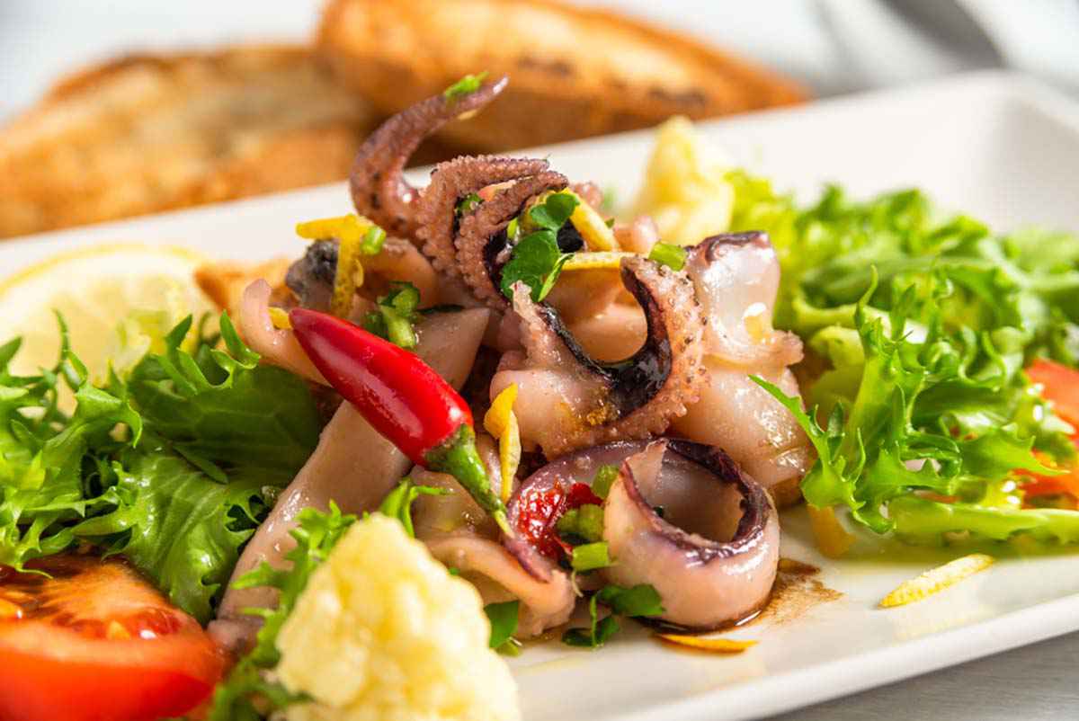 Calamari in padella con insalata verde