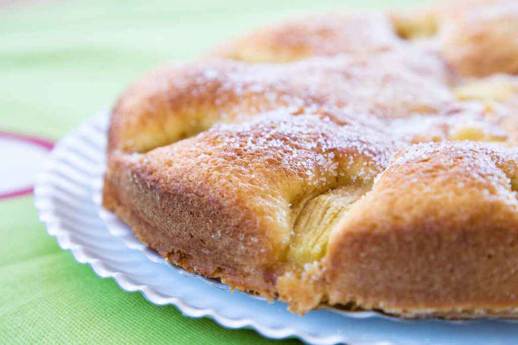 torta di mele e ricotta in vassoio al centro della tavola