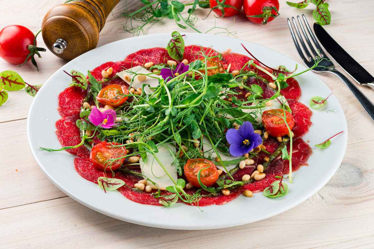 Carpaccio di manzo con grana e rucola