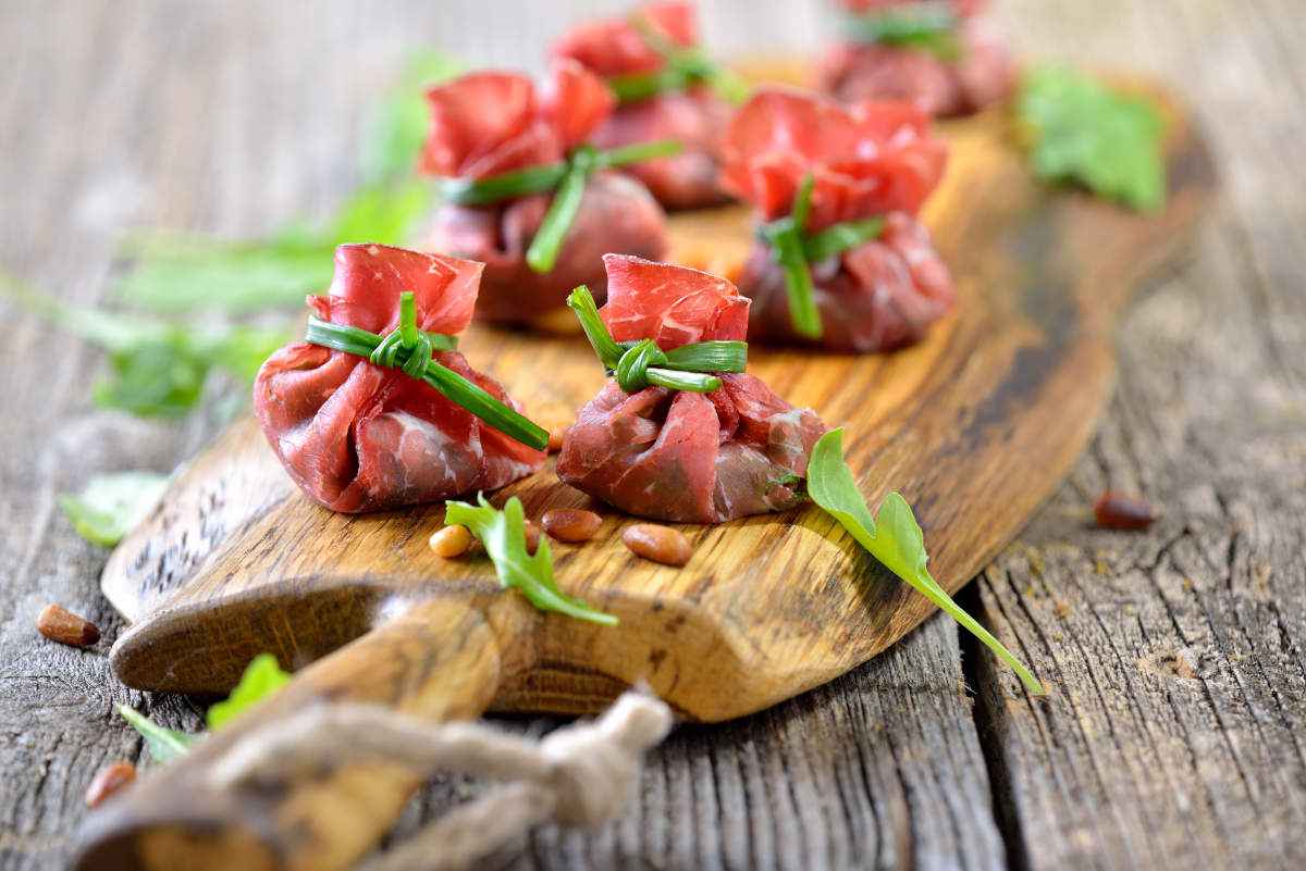 Tieniti in forma con queste ricette con la bresaola ricche di proteine