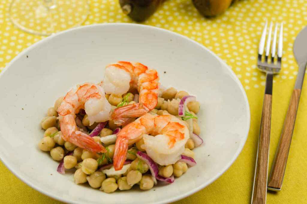 piatto fondo con insalata di ceci e gamberoni