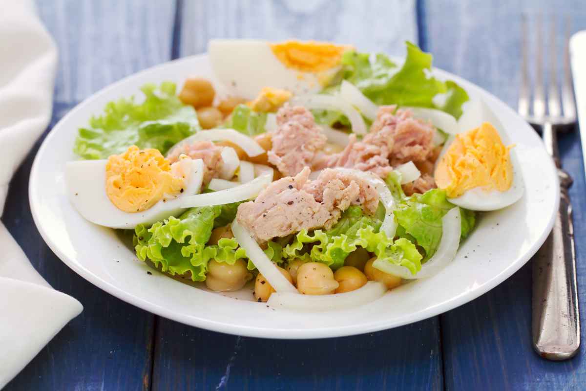 piatto con insalata sfiziosa di ceci tonno, uova