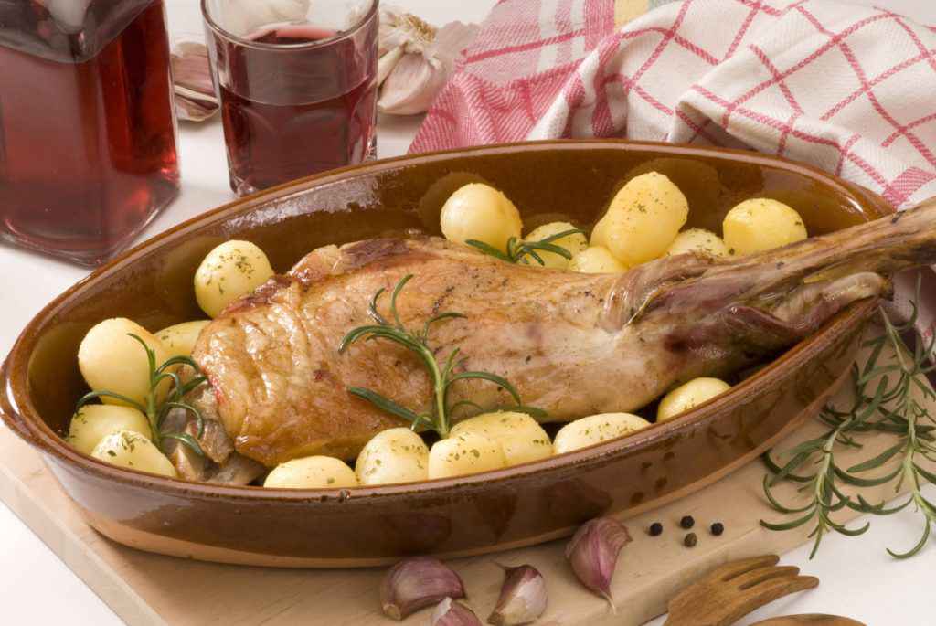 secondi piatti per pasqua agnello al forno con patate