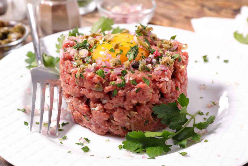 porzione di tartare di manzo per antipasti di carne