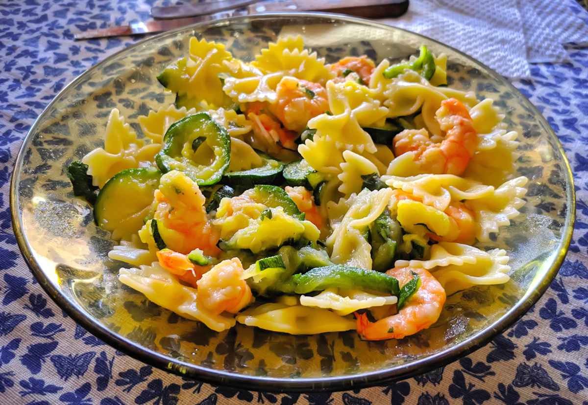 Pasta zucchine, gamberetti e zafferano