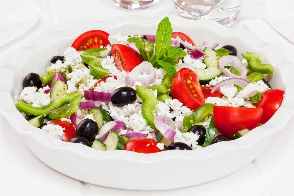 Insalata greca in una ciotola