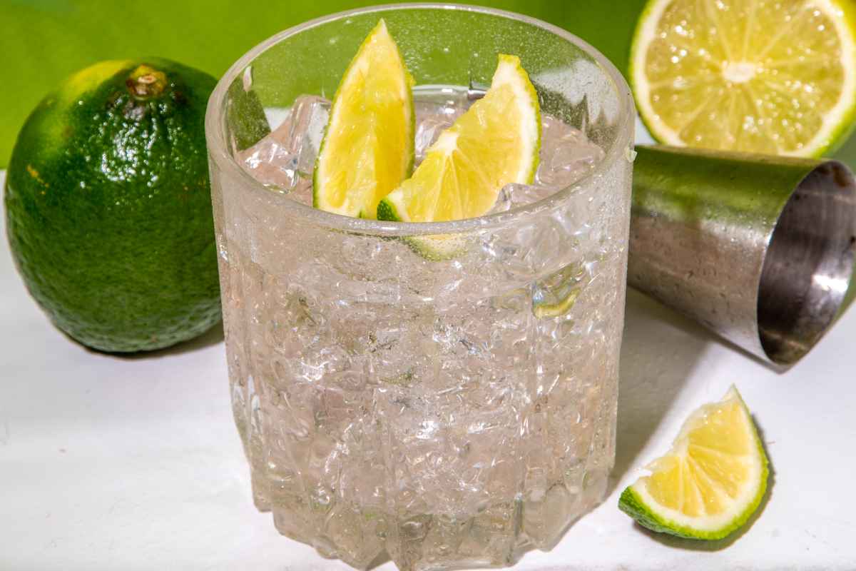 Invisibile cocktail in un bicchiere guarnito con spicchi di limone