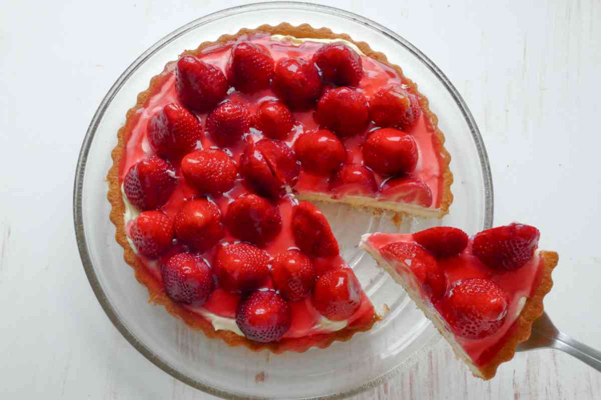 torta fredda ricotta panna e fragole vista dall'alto